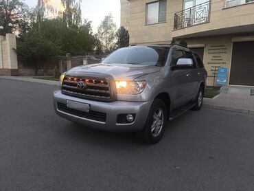 тойота 7 мест внедорожник: Семиместный внедорожник Toyota Sequoia серого цвета, оснащенный