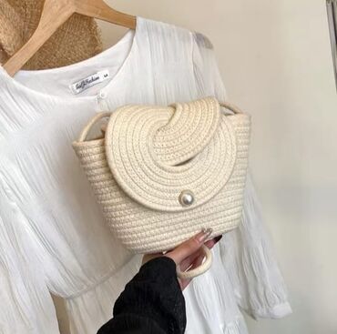 Классические сумки: Продаю сумки: 1. Коричневая. Размер 32х25. В комплекте длинный — 10