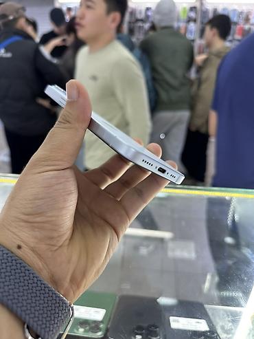 Apple iPhone: IPhone 15, Б/у, 128 ГБ, White Titanium, Кабель, Зарядное устройство, Защитное стекло, 84 % — 2