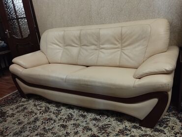 диван коженный: Прямой диван, цвет - Бежевый, Б/у