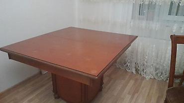 taxta stul stol: Ağac materialdan hazırlanmış kvadrat formalı yemək/oturma masası. - — 1