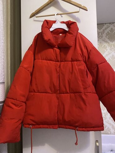 теплая куртка на зиму: Красная куртка.Можно носить и зимой и весной и осенью.Подходит под