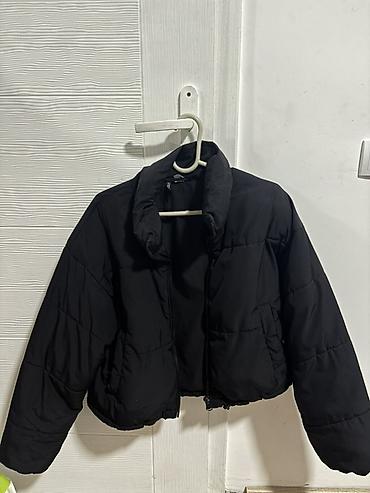 haljine plave: Crna ženska kratka puf jakna brenda H&M. Model je prošiven, sa — 1