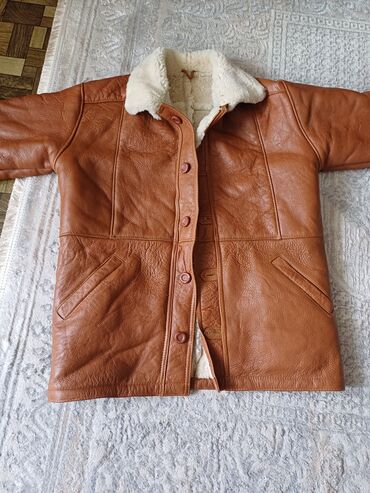 классические куртки: Продаётся дублёнка в отличном состоянии прошу по 5000 сомдетская