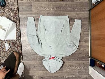 толстовки для подростков: Унисекс худи серого цвета от Supreme с длинными рукавами и капюшоном