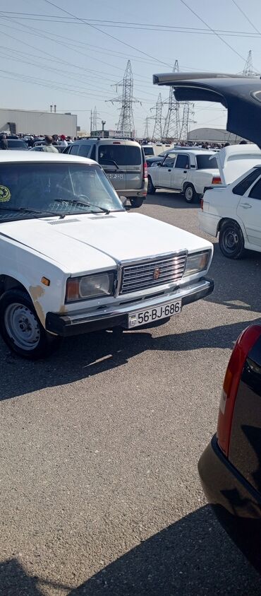 замена стекла бмв е34: VAZ 2107, ağ rəng, sedan kuzov. - Xarici: klassik xrom radiator