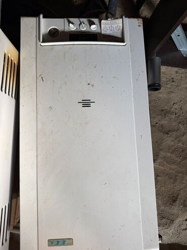 Taxta-şalban: Qazla işləyən su qızdırıcıları və kombi bloku - Şəkillərdə iki ayrı