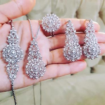 Zərgərlik əşyaları: Dəstə daxildir: Bilərzik, Boyunbağı, Sep, Swarovski, Ağ qızıl, 585 Əyar, 2388 g — 2