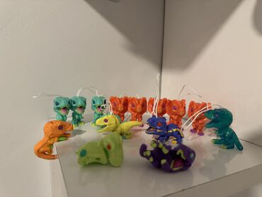 interaktiv lövhələrin satışı: Kinder joy oyuncaqlari (dinosaur) satilir