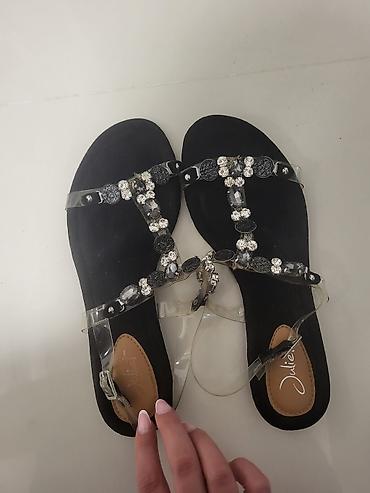 tn marke: Ženske sandale Julie - Elegantne ravne sandale sa T kaišem - Crna — 1