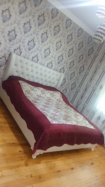 Ev üçün digər mebel: Ağ rəngdə, klassik üslubda yataq dəsti. Dəstə böyük sürgülü qarderob — 2