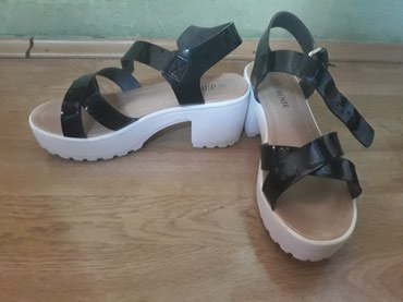 crne kožne salonke: Sandals, Differente, 39