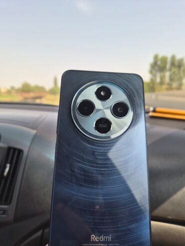 Əsas ekranında cızıq zad yoxdu arxasındada 256gb 200manatdi