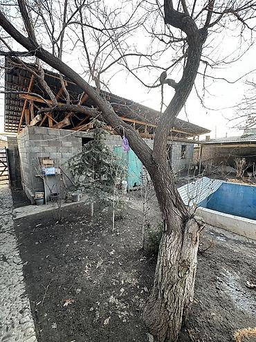 Продажа коттеджей и домов: Продаётся жилой дом с большим навесом и двориком. Адрес:Г.Бишкек ж\М — 8