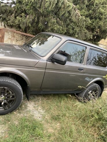VAZ (LADA): Model: LADA 4x4 (Niva) 3 qapılı SUV Əsas xüsusiyyətlər: - Tam — 5