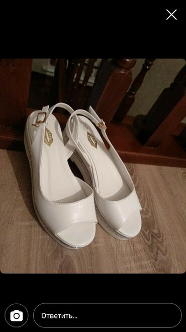 белая обувь: Продаю босоножки очень красивые покупала за 2500 отдам за 1000
