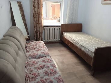 дом 1 комнатный: Комната с базовой мебелью. -комната светлая, с окном и батареей под