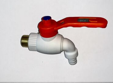 Бачки для унитаза: Plastik korpuslu və qırmızı tutacaqlı su kranı. Boruya asan qoşulmaq