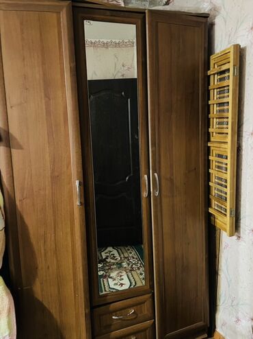 эки ярустуу керебет: Уктоочу бөлмө гарнитуру, Жыгач