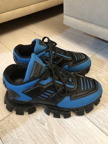 Ayaqqabılar: Məhsul: (mavi-qara) Təsvir: - Gözoxşayan mavi tor (mesh) üstlük və