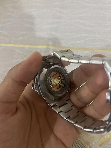 Наручные часы: Qol saatı, metal korpus və metal kəmər ilə təqdim olunur. Dizaynı — 2