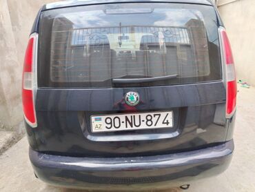 qapı zili: Göy rəngli, beşqapılı Skoda praktik avtomobili geniş yük sahəsi və