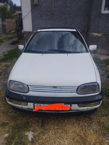 Volkswagen: Белый хэтчбек Volkswagen Golf III поколения. Оснащен люком на крыше