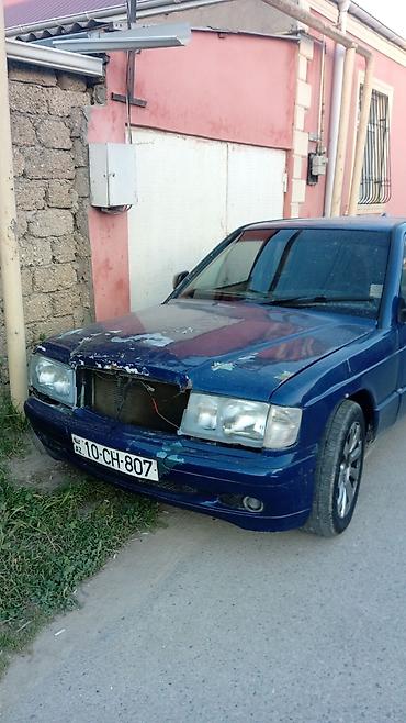 mersedes g 63: Mercedes-Benz sedan (W201 – 190 seriyası). Göy rəngli, 4 qapılı. Arxa — 2