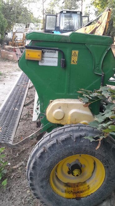 ot biçən traktor: Kənd təsərrüfatı üçün nəzərdə tutulmuş, təkərlər üzərində hərəkət