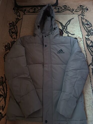 Куртки: Зимняя куртка Adidas Тёплая и удобная зимняя куртка серого цвета