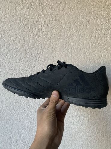 обувь изи: Футзальные кроссовки adidas (индор) - Цвет: полностью черный, матовые lalafo.kg да обувь изи: Футзальные кроссовки adidas (индор) - Цвет: полностью черный, матовые