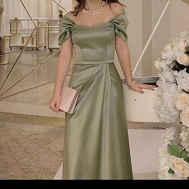Qadın geyimləri: Zeytun yaşıl rəngdə zərif ziyafət donu - Model: off-shoulder (açıq — 1