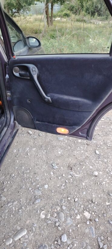 Opel: Tünd göy rəngdə olan Opel Vectra sedanı. Bu avtomobil rahat və — 9