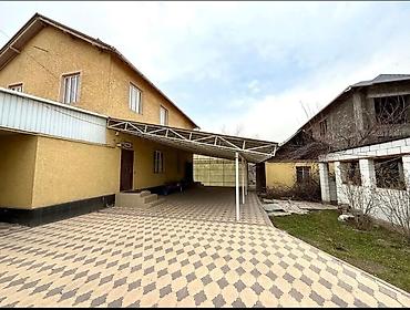 Продажа коттеджей и домов: Продаётся отличный дом в районе Ак Орго. - Участок: 5 соток — 1