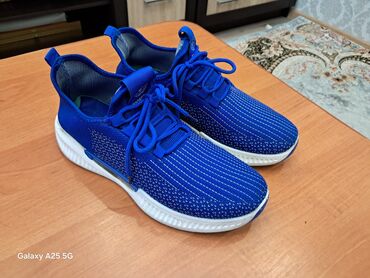 Кроссовки и спортивная обувь: Продаю кроссовки