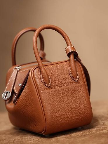 Torbe: Kožna torba u boji konjaka – kompaktan model sa ručkama - Materijal — 4