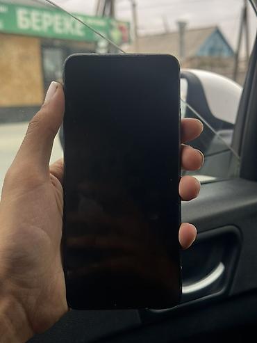 redmi note: Смартфон Xiaomi (серия Redmi, корпус в бордовом чехле с логотипом MI) — 2