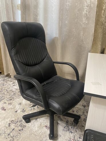 офисной кресло: Комплект офисной мебели, Стул, Кресло, цвет - Черный, Б/у
