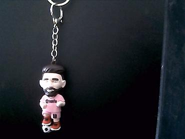 Futbol mövzulu açarlıq – karikatura üslubunda futbolçu fiquru -
