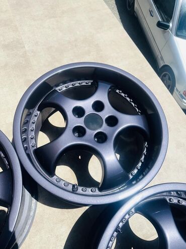 Disklər: Avtomobillər üçün nəzərdə tutulmuş boz rəngli təkər diski. Bu metal — 4