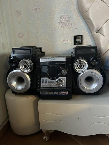 mp3 yükle: Samsung mini Hi‑Fi musiqi mərkəzi Xüsusiyyətlər: - 3 blokdan ibarət — 3