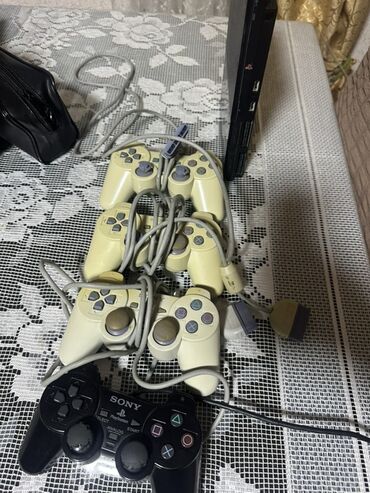 playstation 4 joystick qiymeti: PlayStation 2 oyun konsolu, bir neçə oyun diski və çoxsaylı idarəetmə