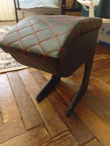 Avtomobil üçün orta qolaltı (armrest) – qara dərimsi material, qırmızı