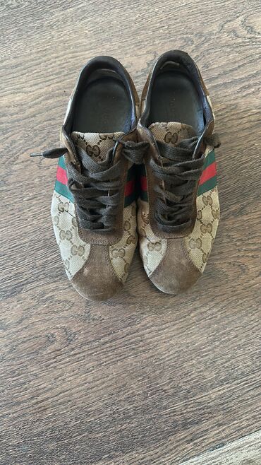 Кроссовки и спортивная обувь: Коричневые кроссовки Gucci с узором логотипа GG и фирменными полосками