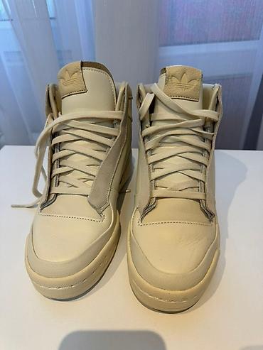 Krasofkalar və idman ayaqqabıları: Ağ rəngli, yüksək boğazlı Adidas idman ayaqqabıları.park bulvardan 430 — 2