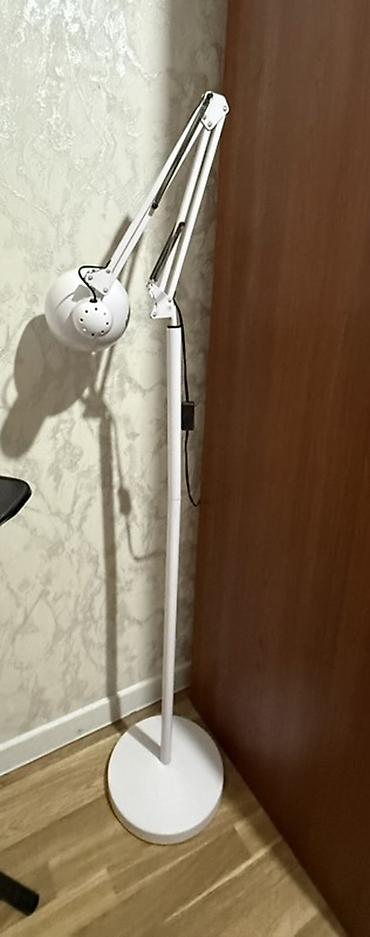 led isiqlar: Ağ rəngdə döşəmə tipli işıqlandırma lampası. - Tənzimlənən yaylı qol — 1