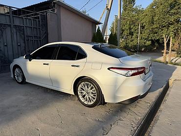 бмв g30 530i: Toyota Camry: 2018 г., Седан — 7