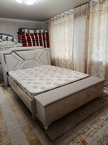 офисные шкафы: Двуспальная кровать с мягким изголовьем + матрас + прикроватная — 1