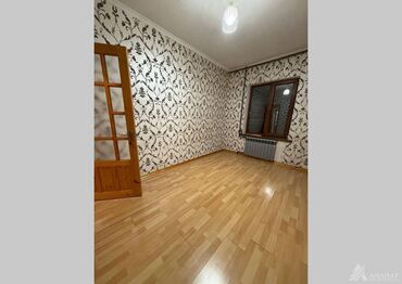 срочно продаётся 1 комнатная квартира в районе ошского рынка по улице кенсуйская: 4 комнаты, 100 м², 105 серия, 1 этаж, Косметический ремонт