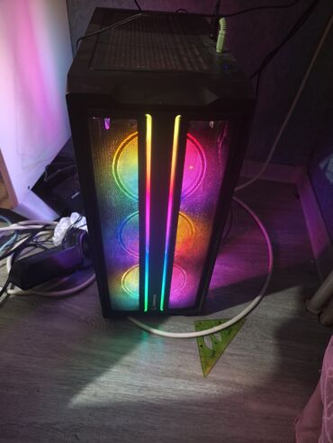 Аксессуары для ПК: RGB işıqlandırmalı bu kompüter korpusu əsasən oyun sistemləri üçün